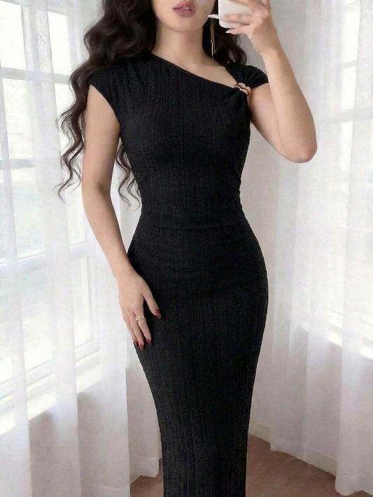 SHEIN Feyla فستان أسود بكتف غير متماثل وتفاصيل معدنية أنيقة