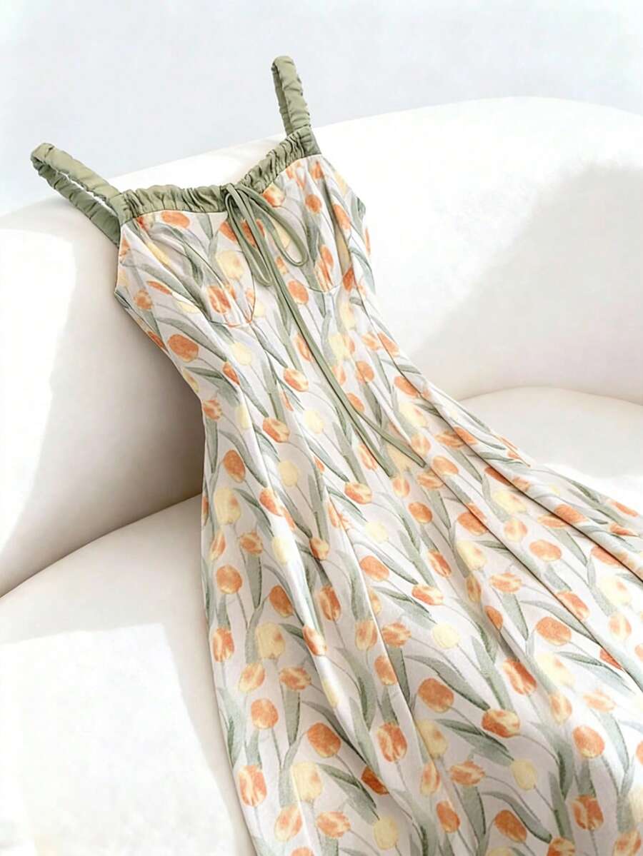 SHEIN GLOWEVE فستان بدون أكمام بطبعة زهور الزنبق بتصميم فني مزخرف