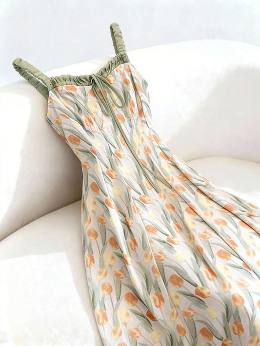 SHEIN GLOWEVE فستان بدون أكمام بطبعة زهور الزنبق بتصميم فني مزخرف