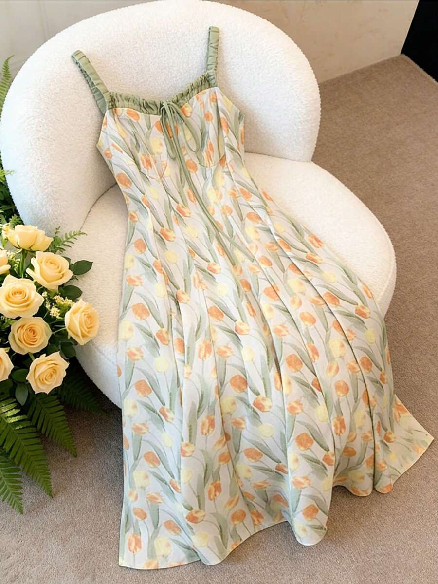 SHEIN GLOWEVE فستان بدون أكمام بطبعة زهور الزنبق بتصميم فني مزخرف