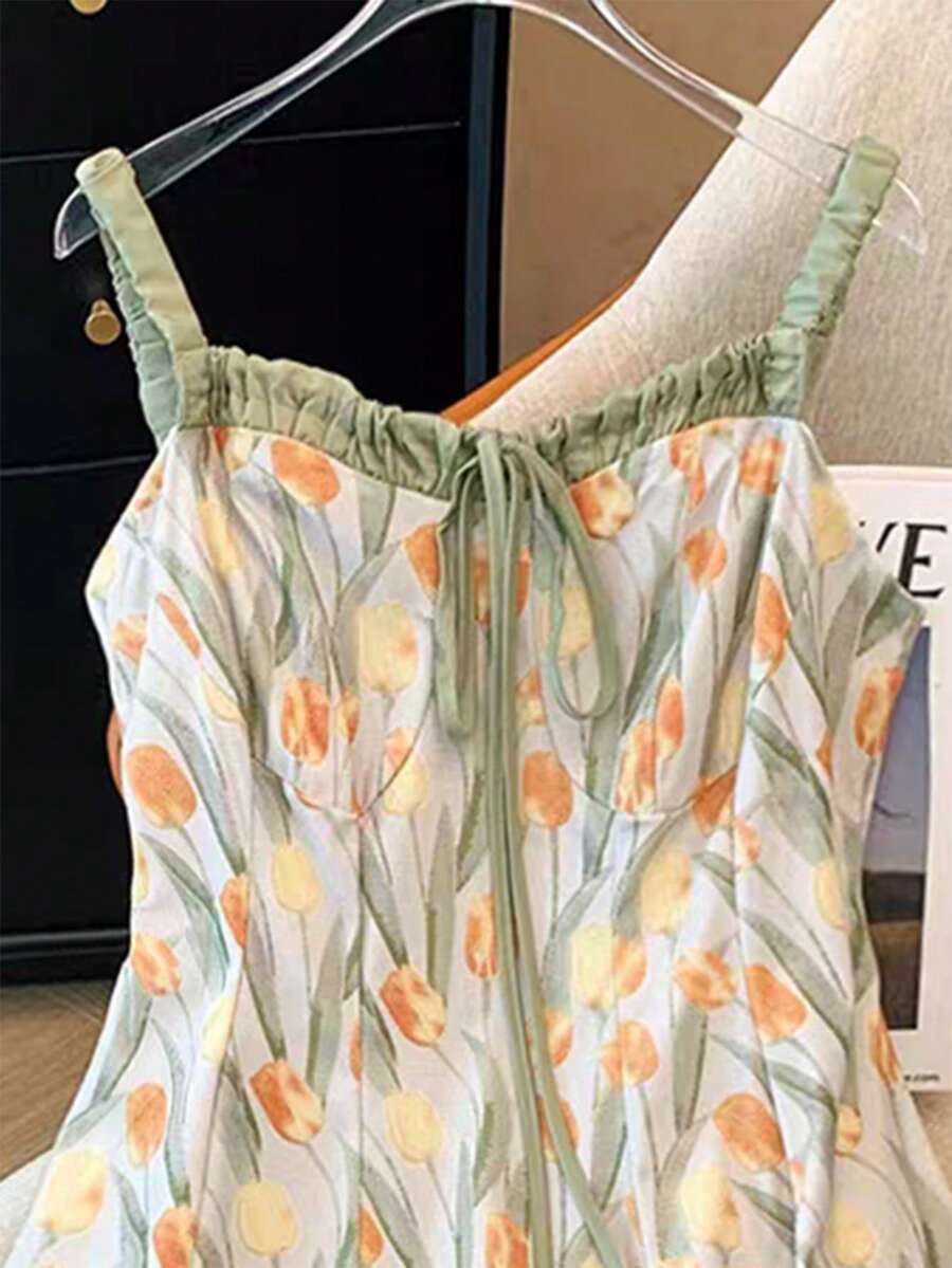 SHEIN GLOWEVE فستان بدون أكمام بطبعة زهور الزنبق بتصميم فني مزخرف