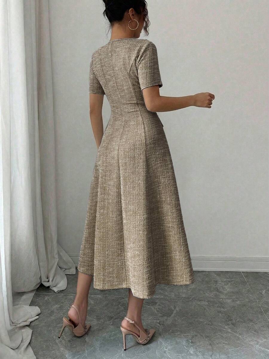 SHEIN Elenzga فستان متوسط الطول بياقة بيتر بان وأكمام قصيرة وأزرار لؤلؤية