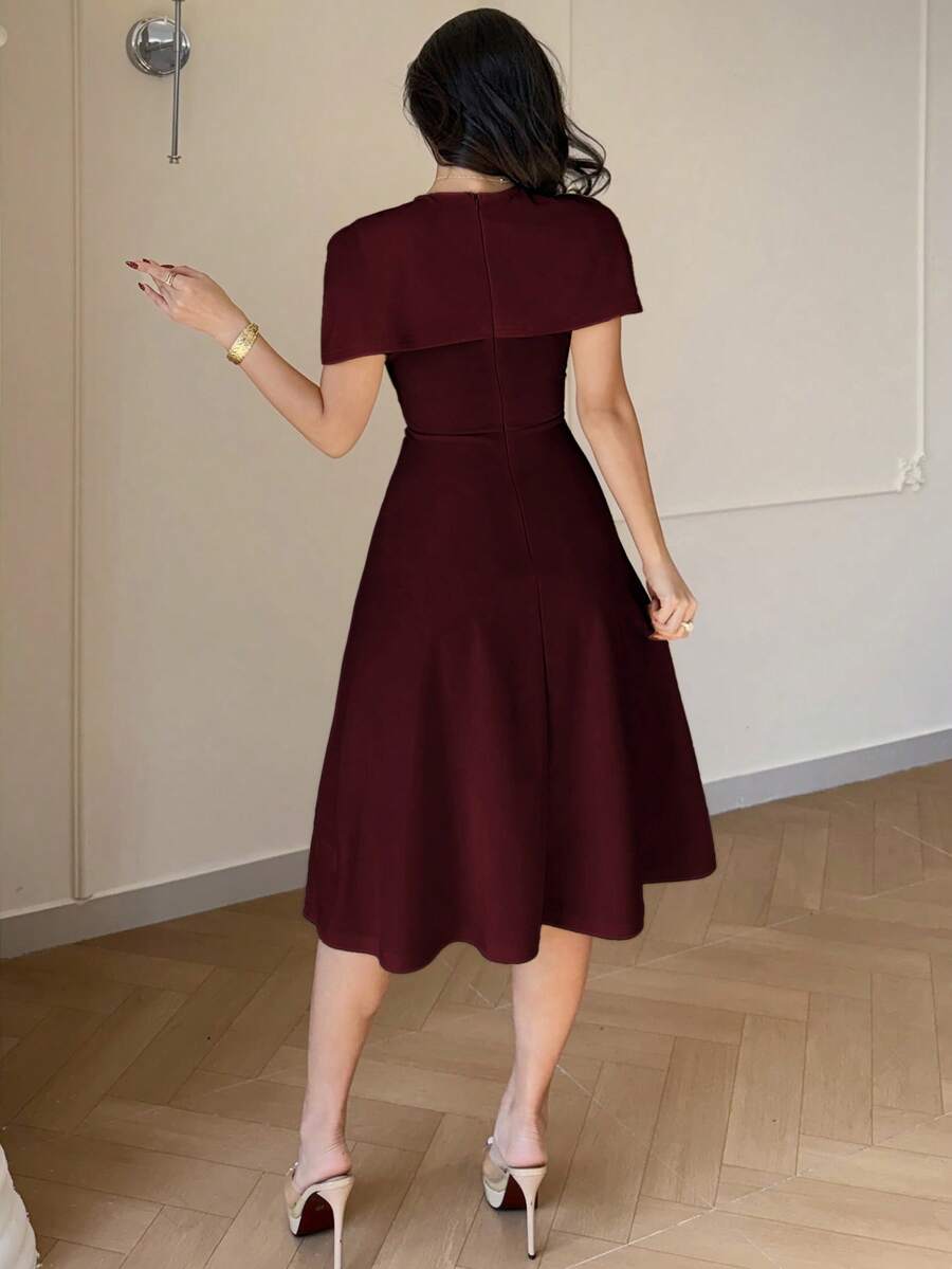 SHEIN Modelyn فستان عنابي قصير سادة مزين بزهور ثلاثية الأبعاد