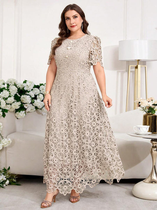 SHEIN Reflora فستان للمقاسات الكبيرة من الدانتيل بياقة دائرية وأكمام بتلات