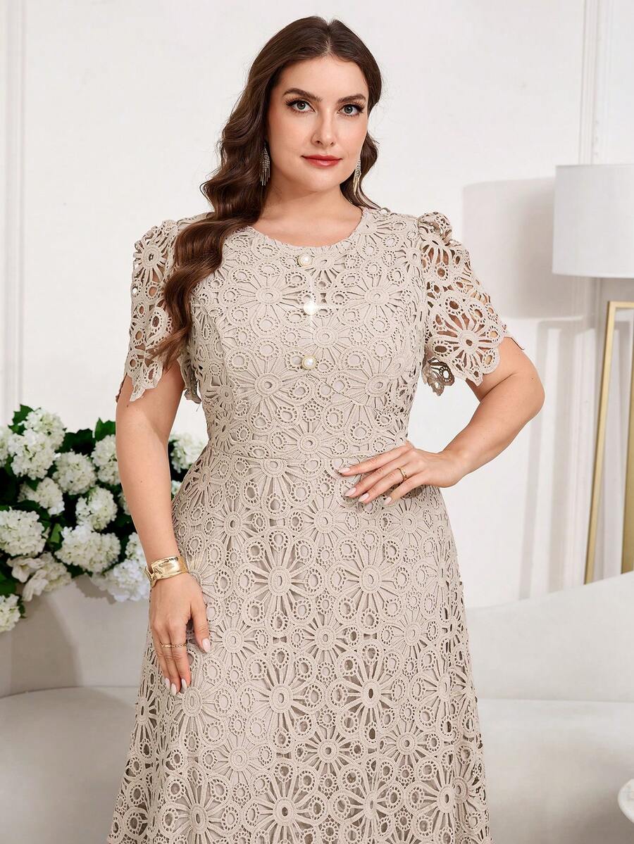 SHEIN Reflora فستان للمقاسات الكبيرة من الدانتيل بياقة دائرية وأكمام بتلات