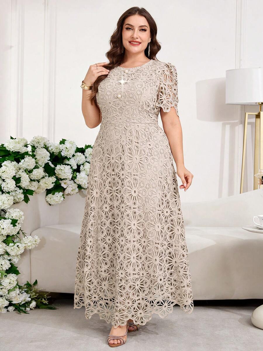 SHEIN Reflora فستان للمقاسات الكبيرة من الدانتيل بياقة دائرية وأكمام بتلات