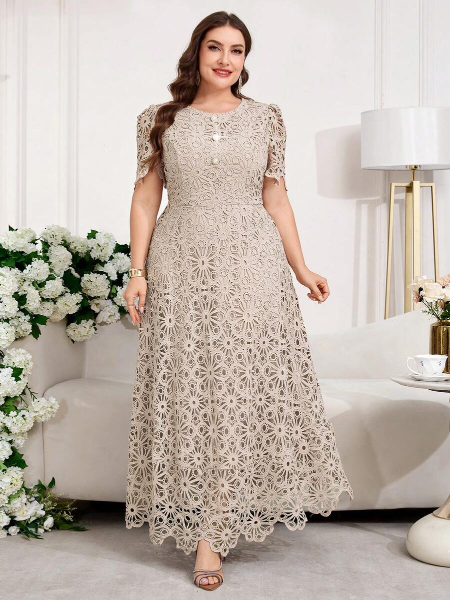SHEIN Reflora فستان للمقاسات الكبيرة من الدانتيل بياقة دائرية وأكمام بتلات