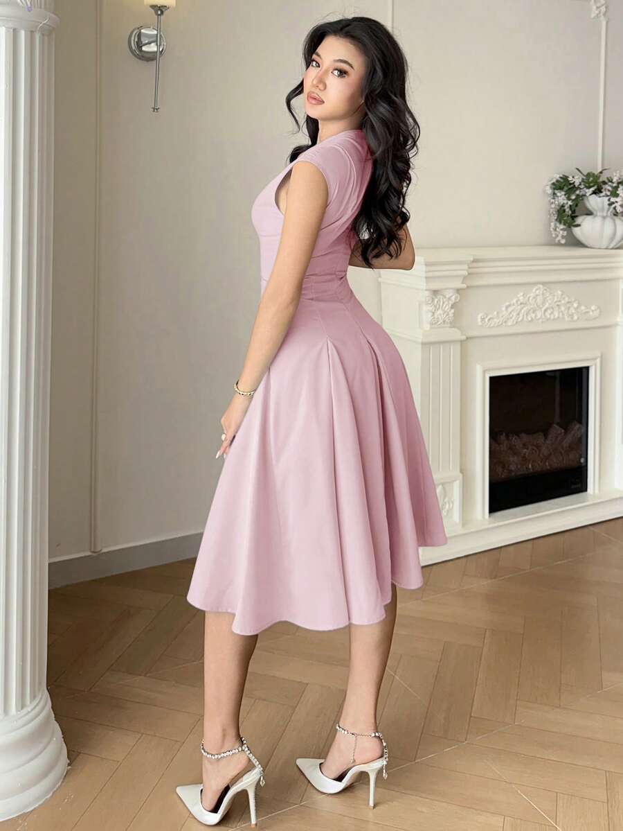 SHEIN FEYLA فستان قصير بدون أكمام بلون وردي فاتح