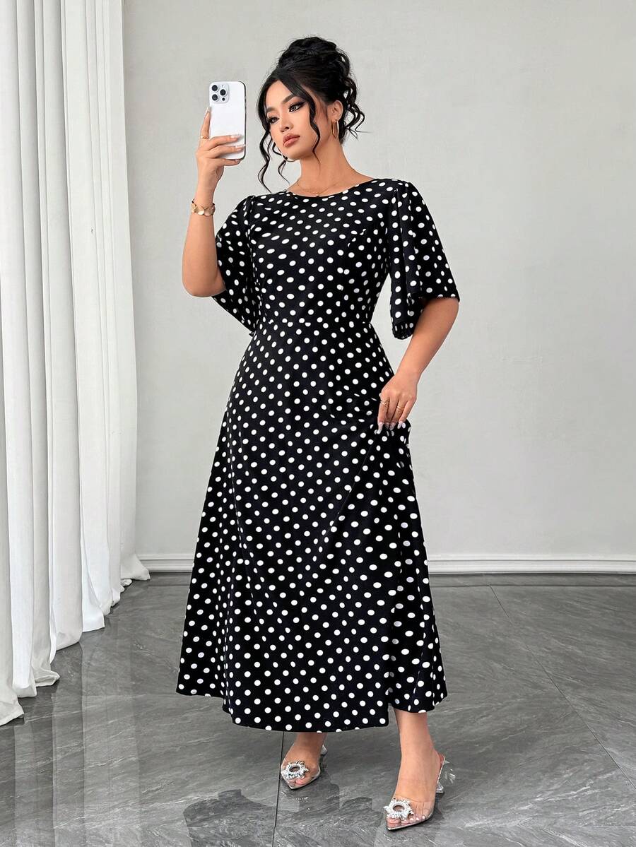 SHEIN Elenzga فستان ماكسي للمقاسات كبيرة بطبعة نقاط بيضاء بخصر مربوط