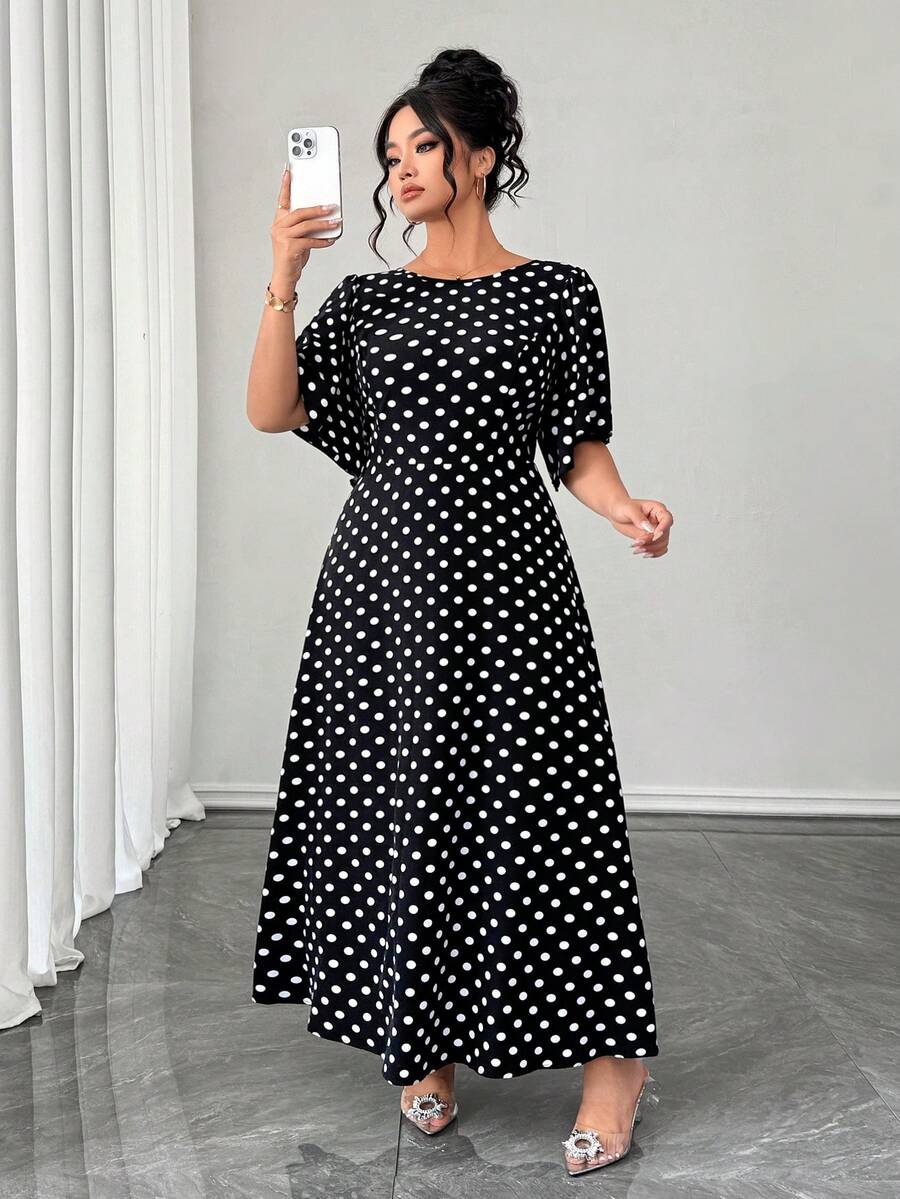 SHEIN Elenzga فستان ماكسي للمقاسات كبيرة بطبعة نقاط بيضاء بخصر مربوط