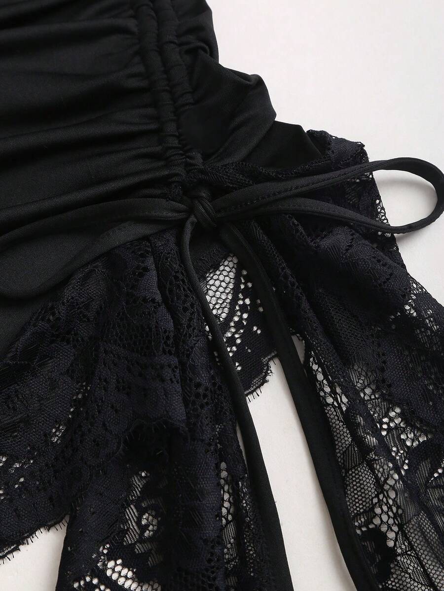 SHEIN Sweetra فستان أسود قصير مزخرف بالدانتيل والكشكشة