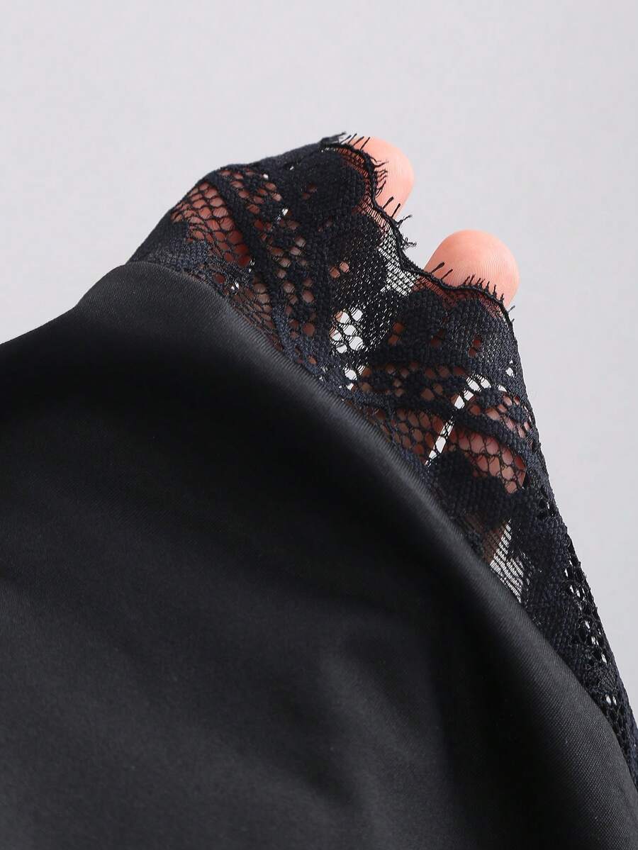 SHEIN Sweetra فستان أسود قصير مزخرف بالدانتيل والكشكشة