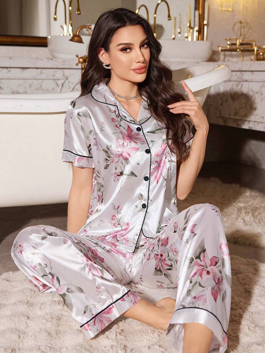 SHEIN LuxeNights طقم بيجامة ساتان بطبعة زهور بأكمام قصيرة وبنطال