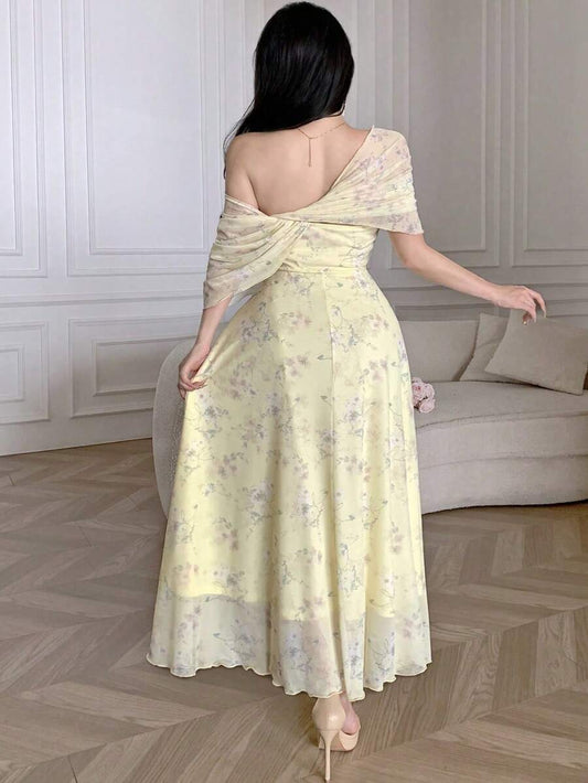 SHEIN Feyla فستان للمقاسات الكبيرة بطبعة زهرية مجعدة