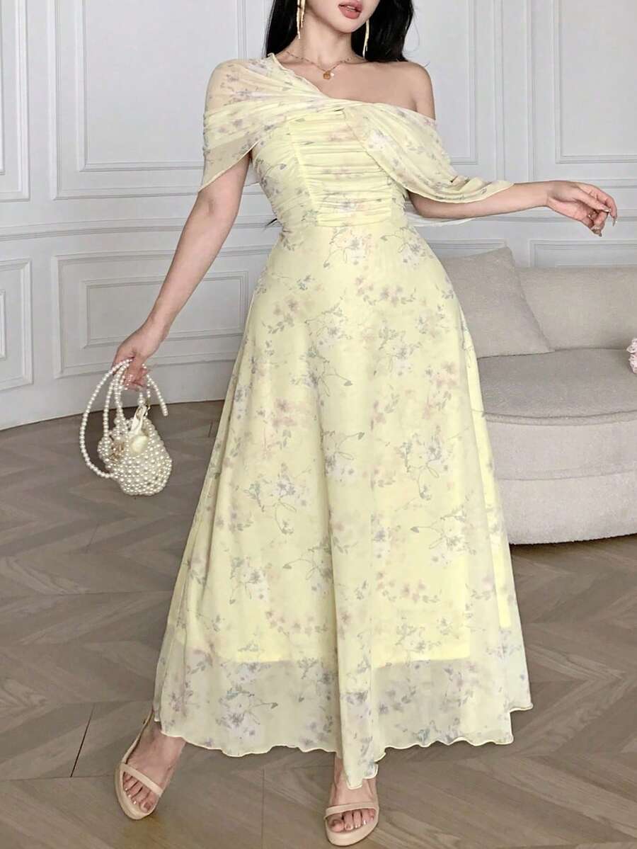 SHEIN Feyla فستان للمقاسات الكبيرة بطبعة زهرية مجعدة