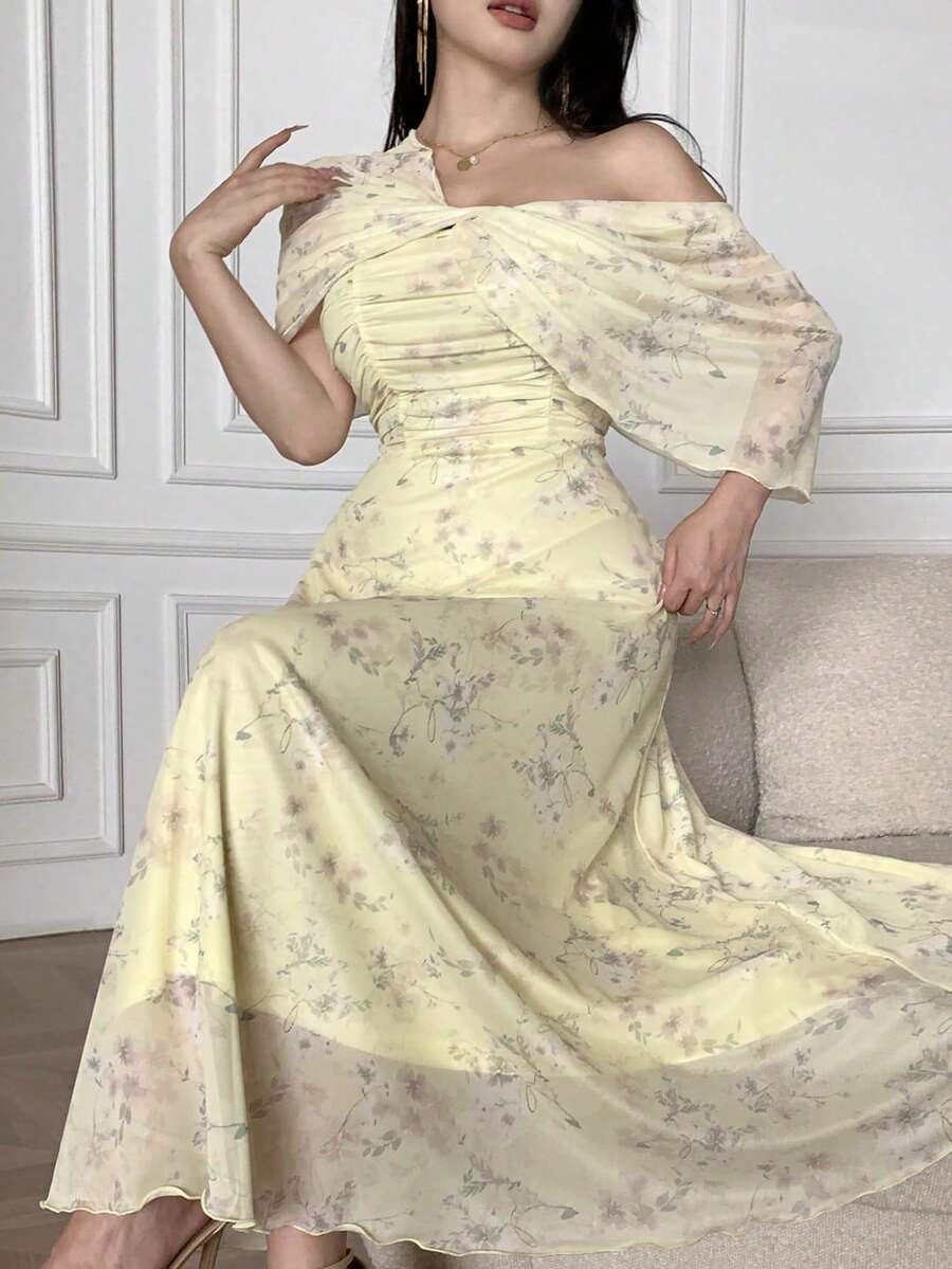 SHEIN Feyla فستان للمقاسات الكبيرة بطبعة زهرية مجعدة