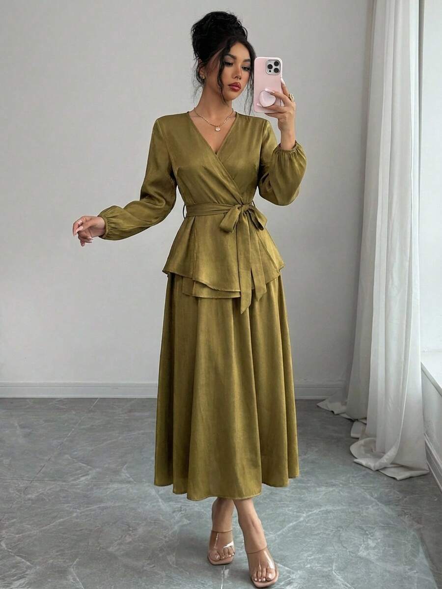 SHEIN DAZY V طقم قطعتين بلوزة بحزام وتنورة بياقة