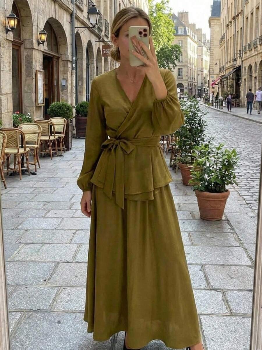 SHEIN DAZY V طقم قطعتين بلوزة بحزام وتنورة بياقة