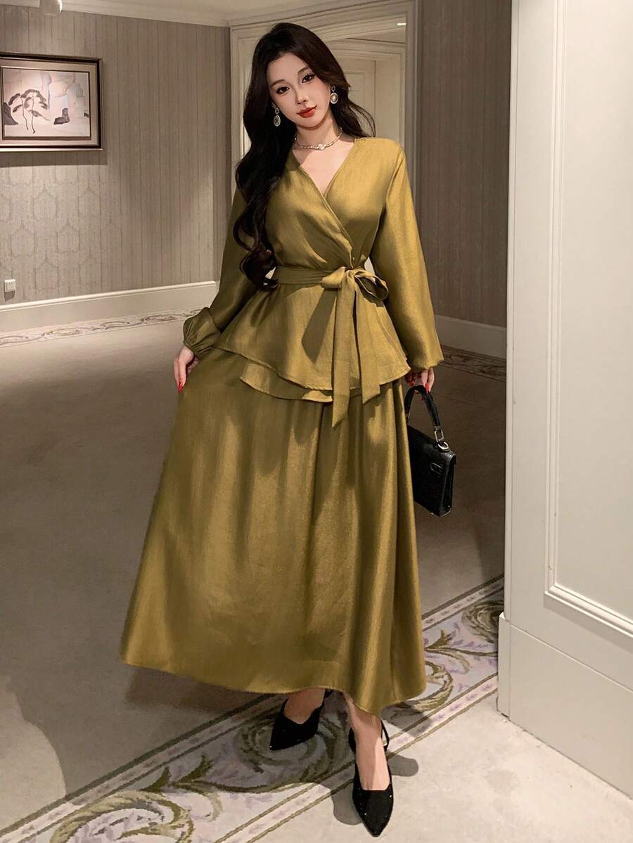 SHEIN DAZY V طقم قطعتين بلوزة بحزام وتنورة بياقة