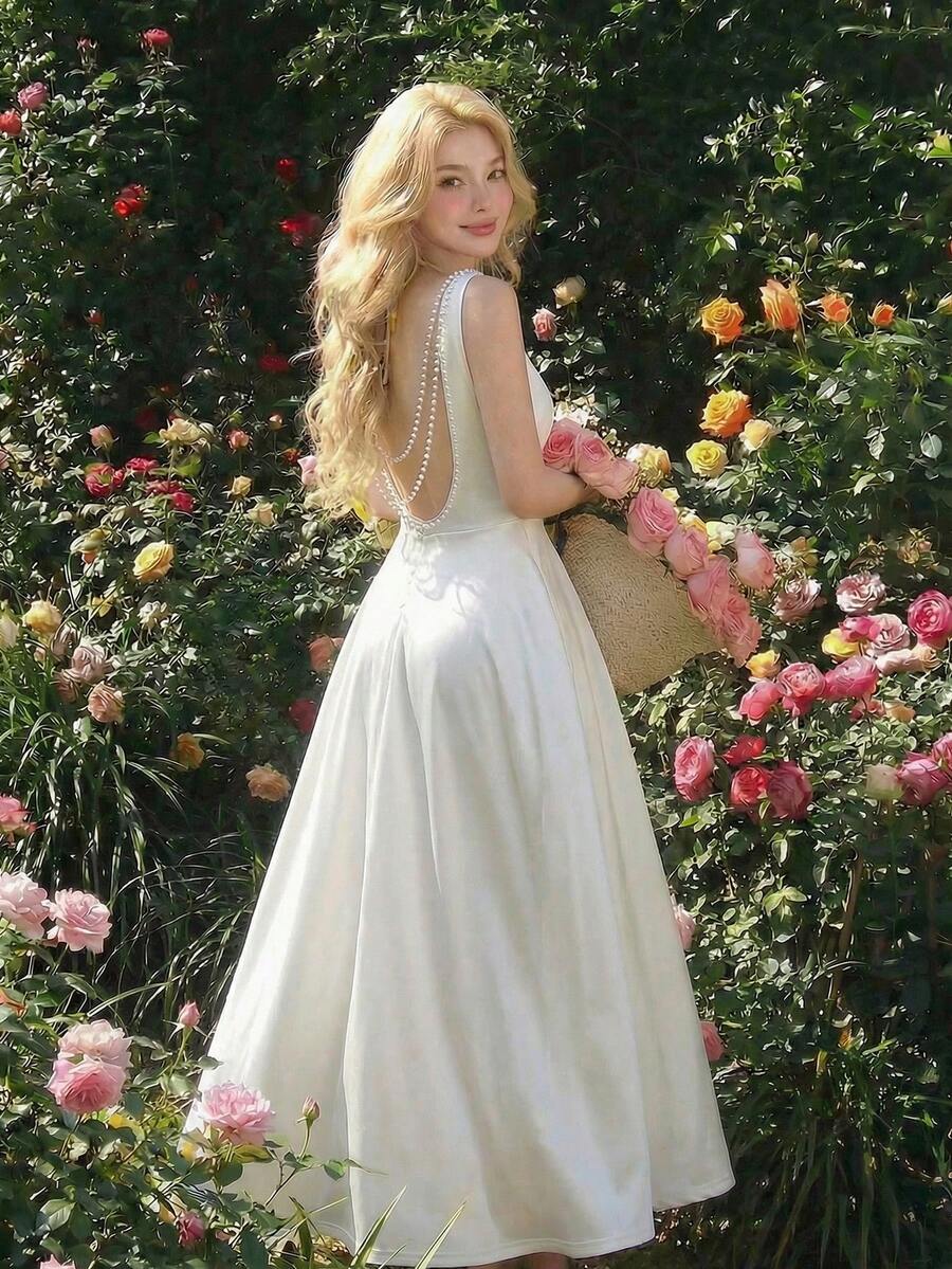 SHEIN MOD فستان أبيض متوسط الطول مزين بسلسة من اللؤلؤ بظهر عاري