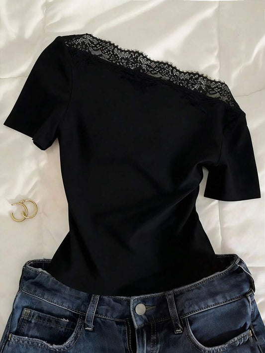 SHEIN Mulvari تي شيرت أسود بكتف غير متماثل من الدانتيل الفرنسي
