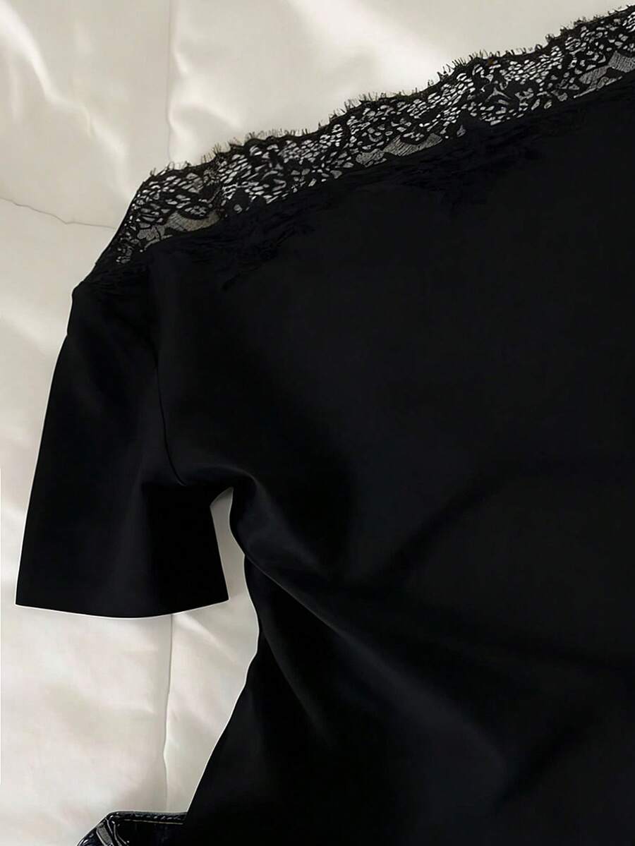SHEIN Mulvari تي شيرت أسود بكتف غير متماثل من الدانتيل الفرنسي