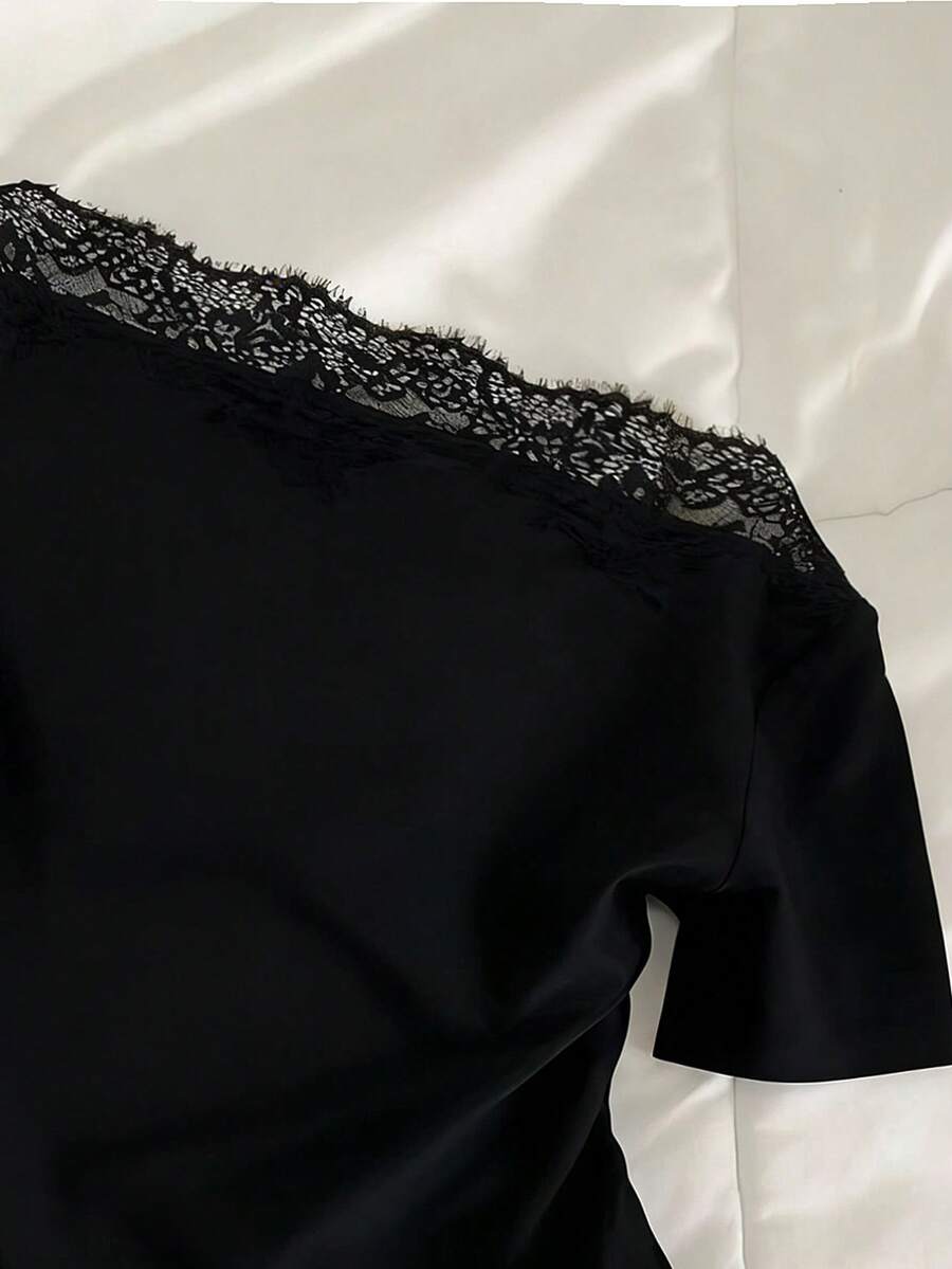 SHEIN Mulvari تي شيرت أسود بكتف غير متماثل من الدانتيل الفرنسي