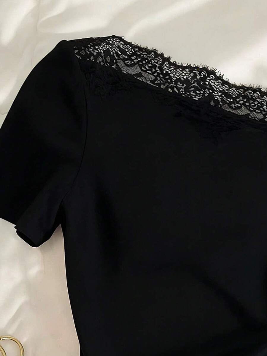 SHEIN Mulvari تي شيرت أسود بكتف غير متماثل من الدانتيل الفرنسي