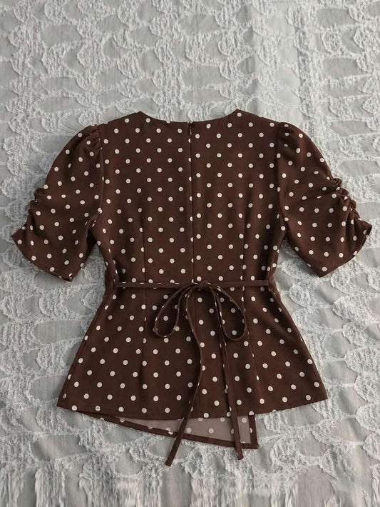 SHEIN Franclia بلوزة منقطة بتصميم غير متماثل بلون بني