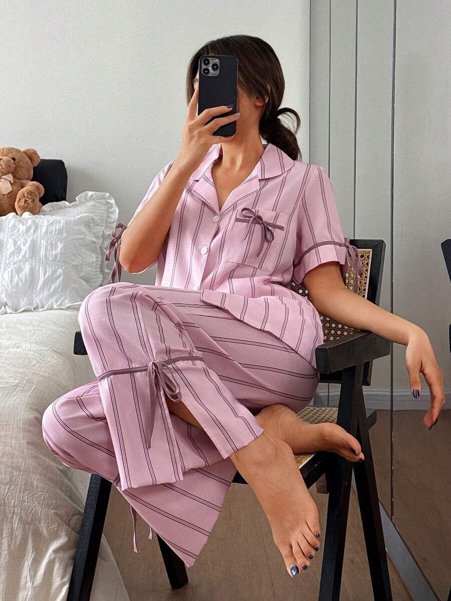 SHEIN طقم بيجامة توب وبنطلون بطبعة مخططة وألوان متباينة