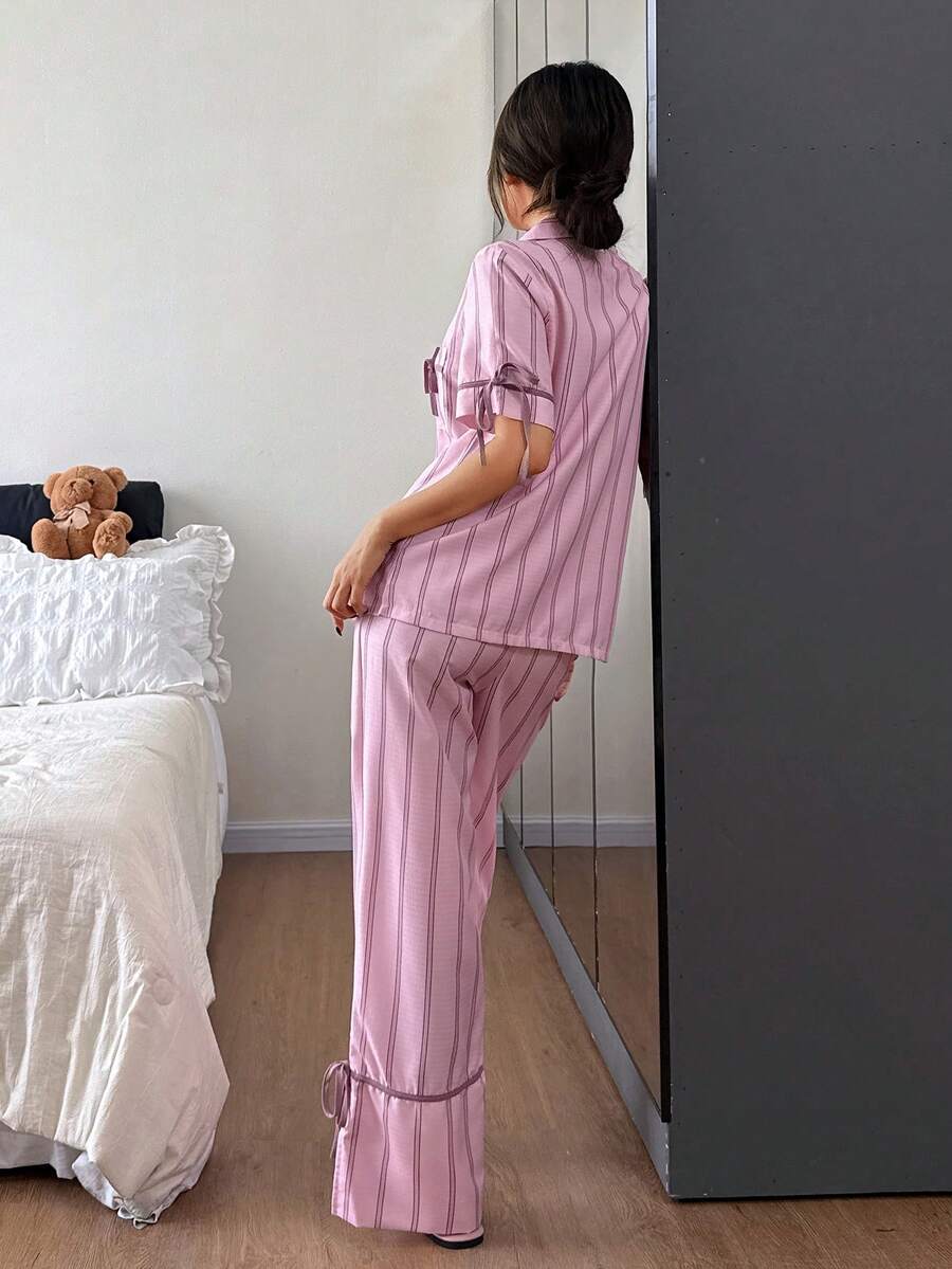 SHEIN طقم بيجامة توب وبنطلون بطبعة مخططة وألوان متباينة