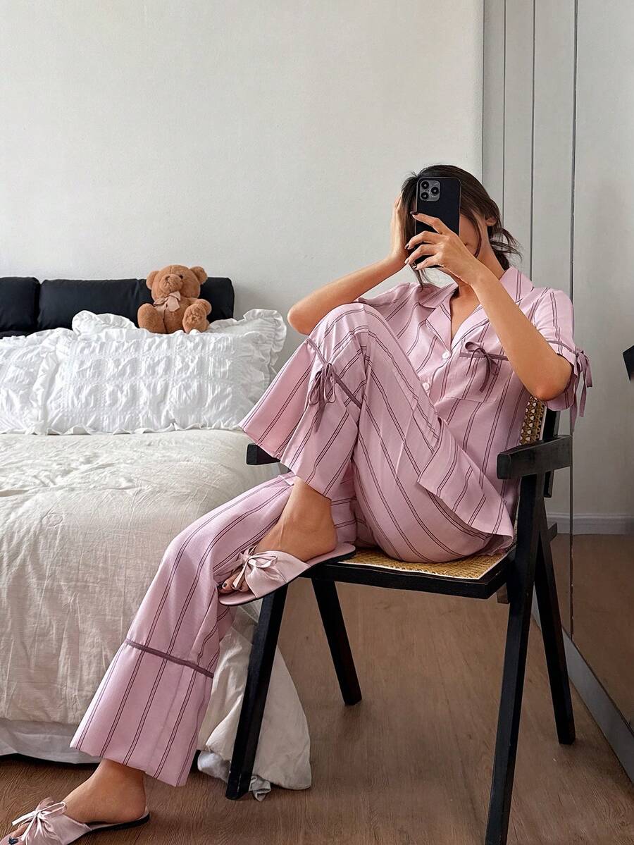 SHEIN طقم بيجامة توب وبنطلون بطبعة مخططة وألوان متباينة