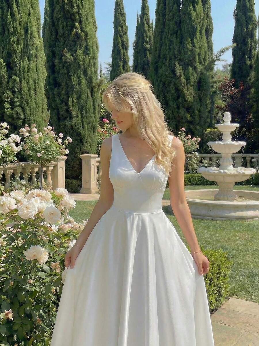 SHEIN MOD فستان أبيض متوسط الطول مزين بسلسة من اللؤلؤ بظهر عاري
