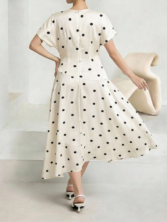 SHEIN Feyla فستان كاجوال للمقاسات الكبيرة بلون أبيض بنقاط سوداء