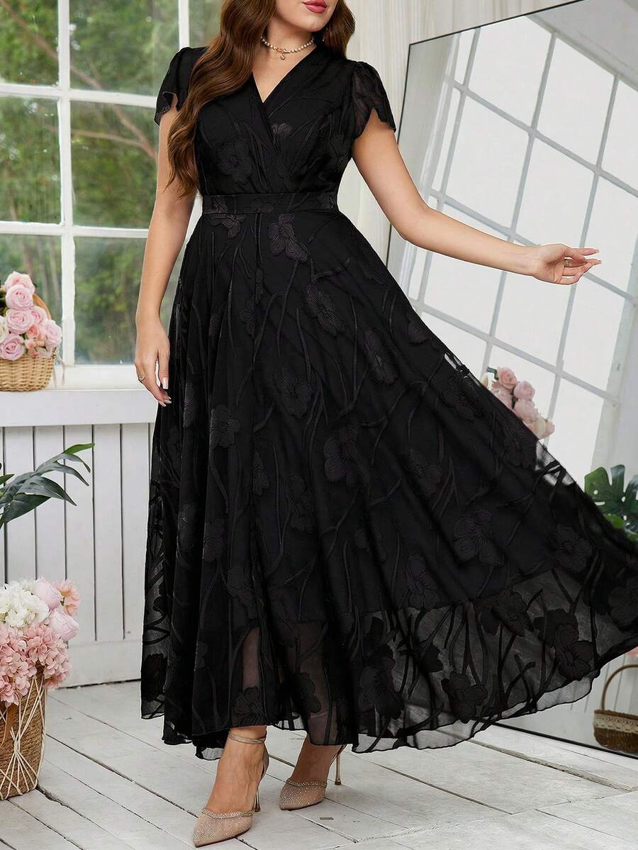 SHEIN Reflora فستان أسود للمقاسات الكبيرة بطبعة زهور