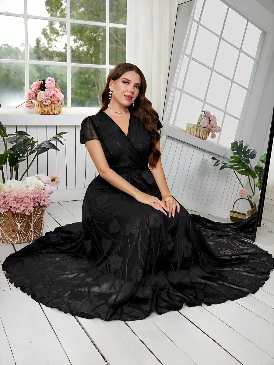 SHEIN Reflora فستان أسود للمقاسات الكبيرة بطبعة زهور