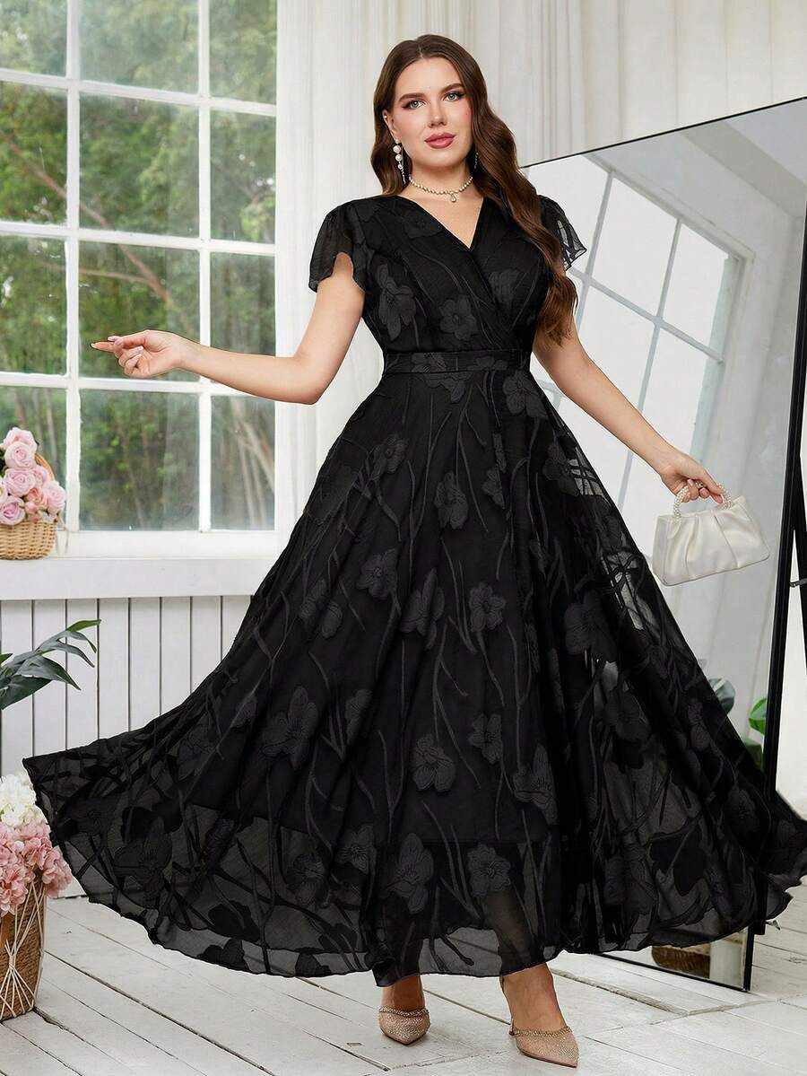 SHEIN Reflora فستان أسود للمقاسات الكبيرة بطبعة زهور