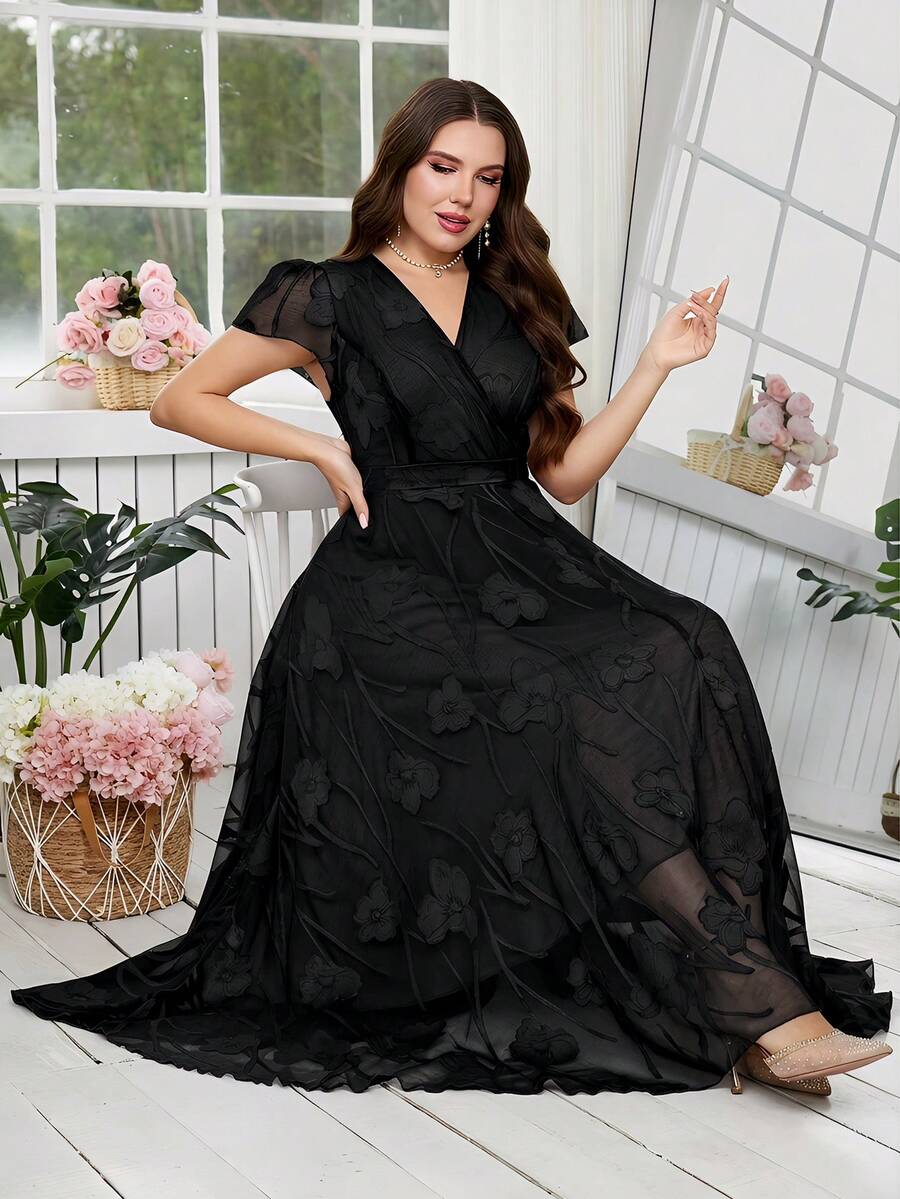 SHEIN Reflora فستان أسود للمقاسات الكبيرة بطبعة زهور