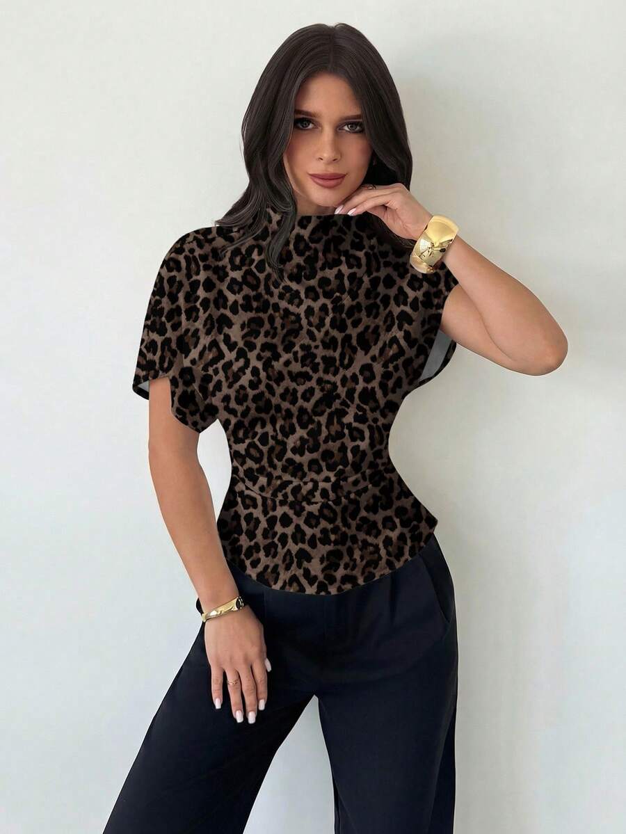 SHEIN Firerie بلوزة بنية بطبعة نمر بياقة مجعدة وأكمام غير متماثلة