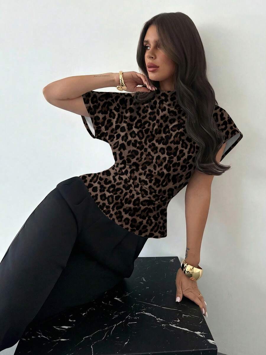 SHEIN Firerie بلوزة بنية بطبعة نمر بياقة مجعدة وأكمام غير متماثلة