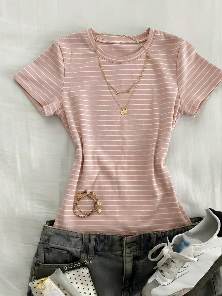 SHEIN DAZY تي شيرت وردي مخطط بياقة دائرية وأكمام قصيرة
