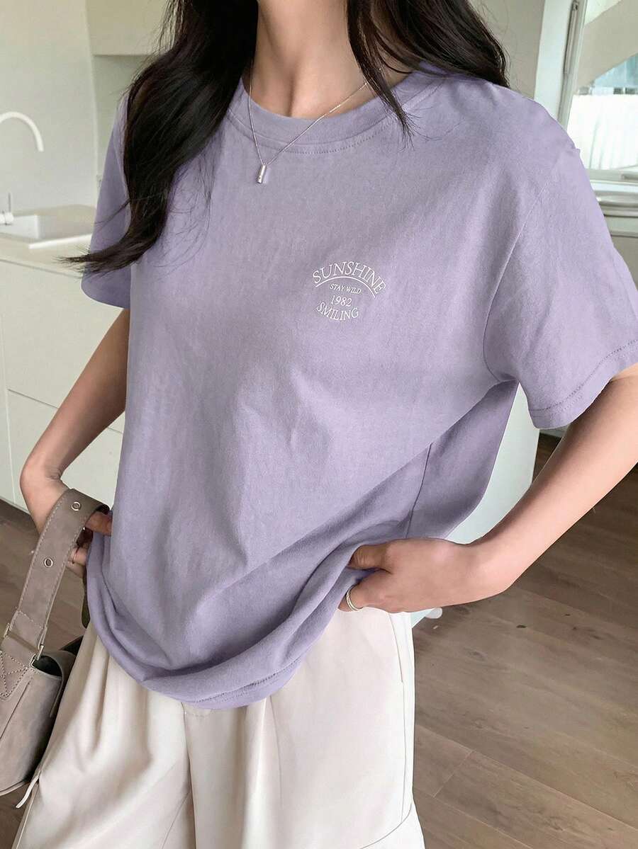 SHEIN DAZY تي شيرت بأكمام قصيرة بطباعة حروف كاجوال  بلون أرجواني