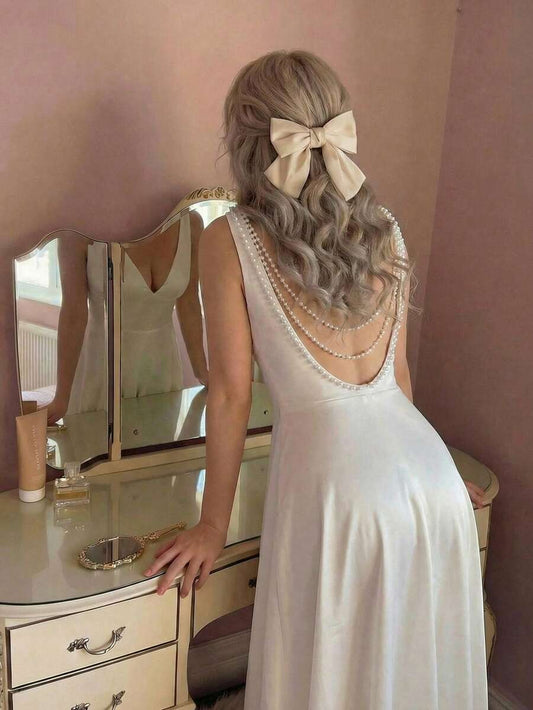 SHEIN MOD فستان أبيض متوسط الطول مزين بسلسة من اللؤلؤ بظهر عاري