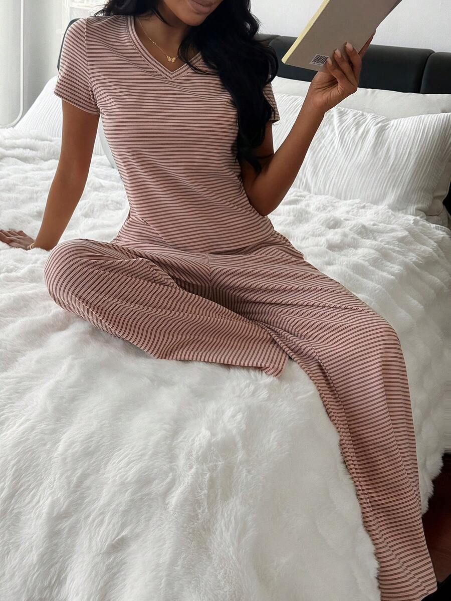 SHEIN طقم بيجامة قطعتين تيشيرت مخطط مع بنطال مستقيم