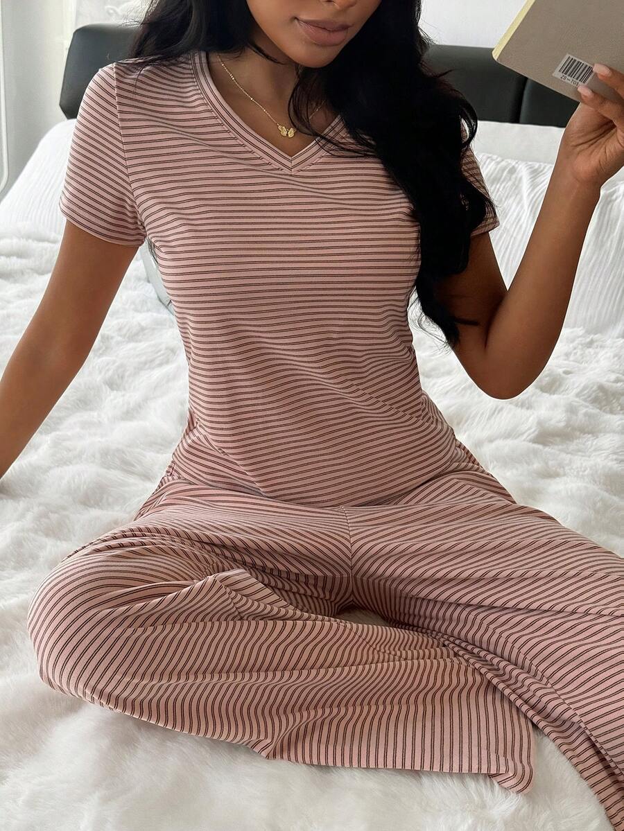 SHEIN طقم بيجامة قطعتين تيشيرت مخطط مع بنطال مستقيم
