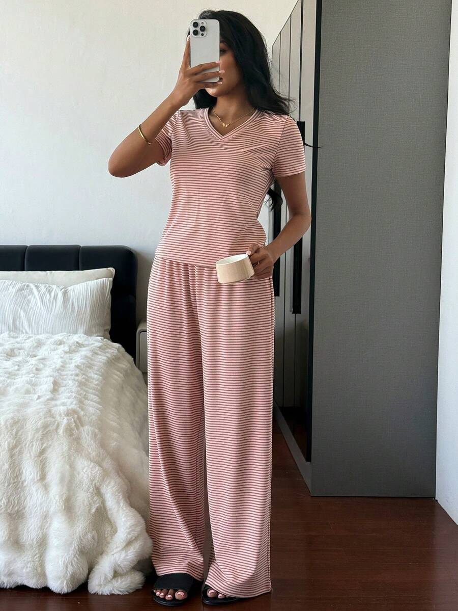 SHEIN طقم بيجامة قطعتين تيشيرت مخطط مع بنطال مستقيم