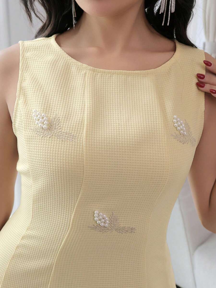 SHEIN Feyla فستان أصفر للمقاس الكبير بدون أكمام مطرز ومزين باللؤلؤ