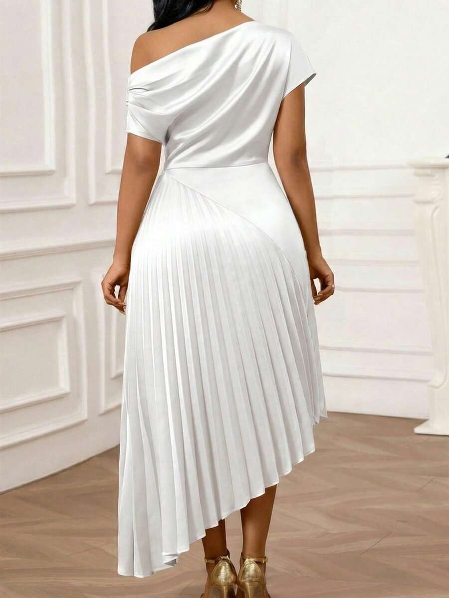 SHEIN Lady فستان للمقاسات الكبيرة بلون أبيض بحافة غير متماثلة وكسرات