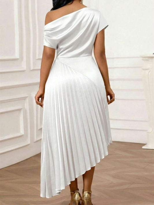 SHEIN Lady فستان للمقاسات الكبيرة بلون أبيض بحافة غير متماثلة وكسرات