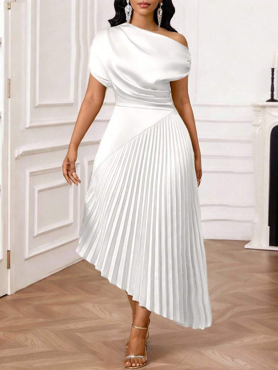 SHEIN Lady فستان للمقاسات الكبيرة بلون أبيض بحافة غير متماثلة وكسرات